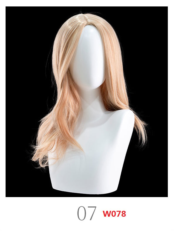 Perücke auf Mannequinkopf, blond