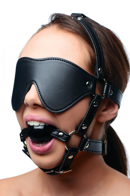 Frau trägt BDSM-Kopfgeschirr und Knebel