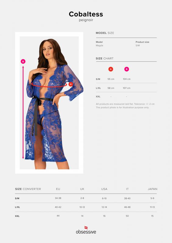 Frau in blauem Spitzenkimono