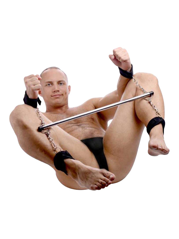 Mann benutzt Beinspreizer mit Ketten